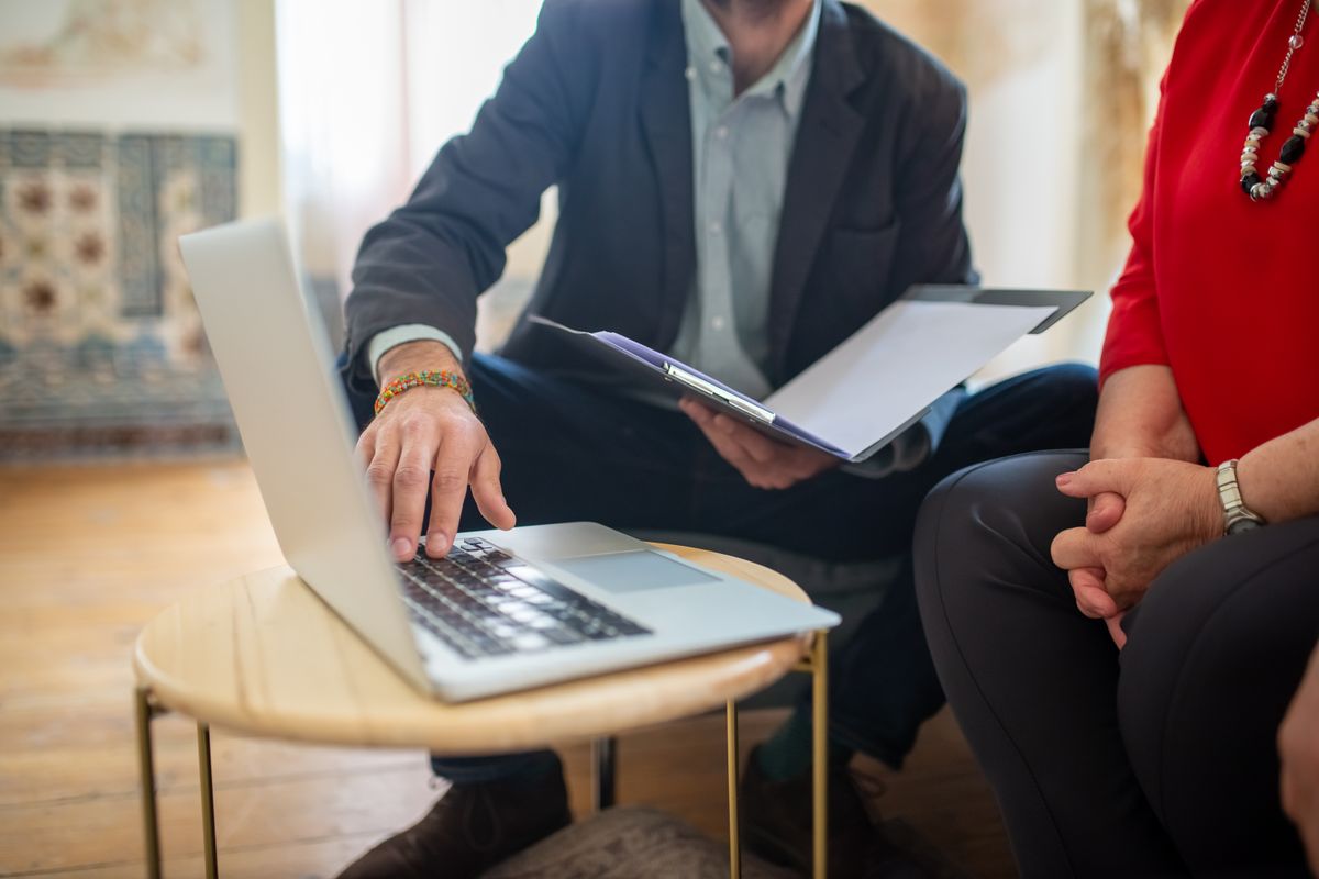 Consultor analisando o caso do cliente no notebook